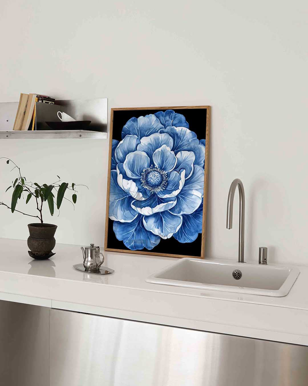 Blauwe bloem – blauw-witte poster in staand formaat