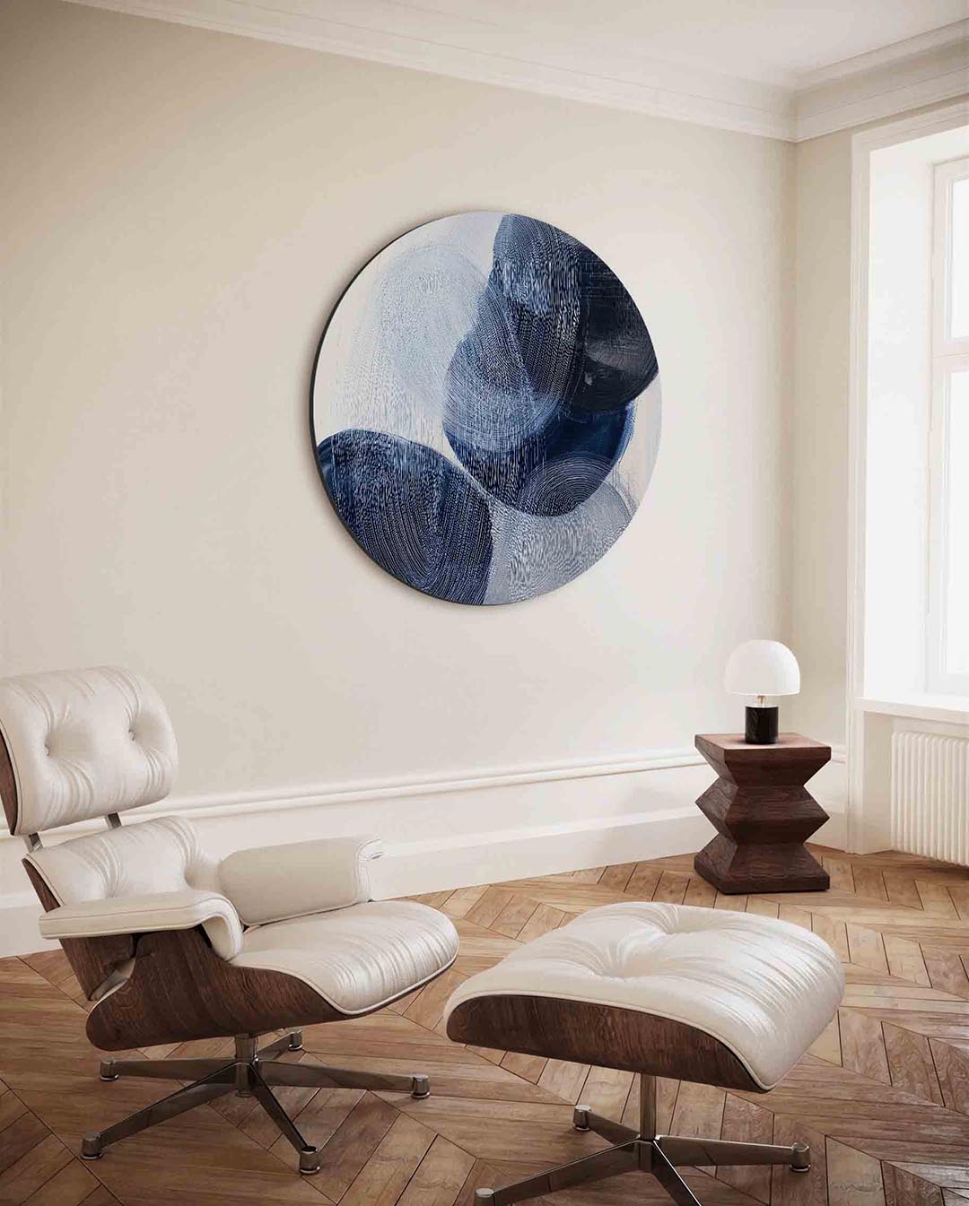 Abstracte blauwe vormen – moderne ronde wanddecoratie met vrouwelijk portret