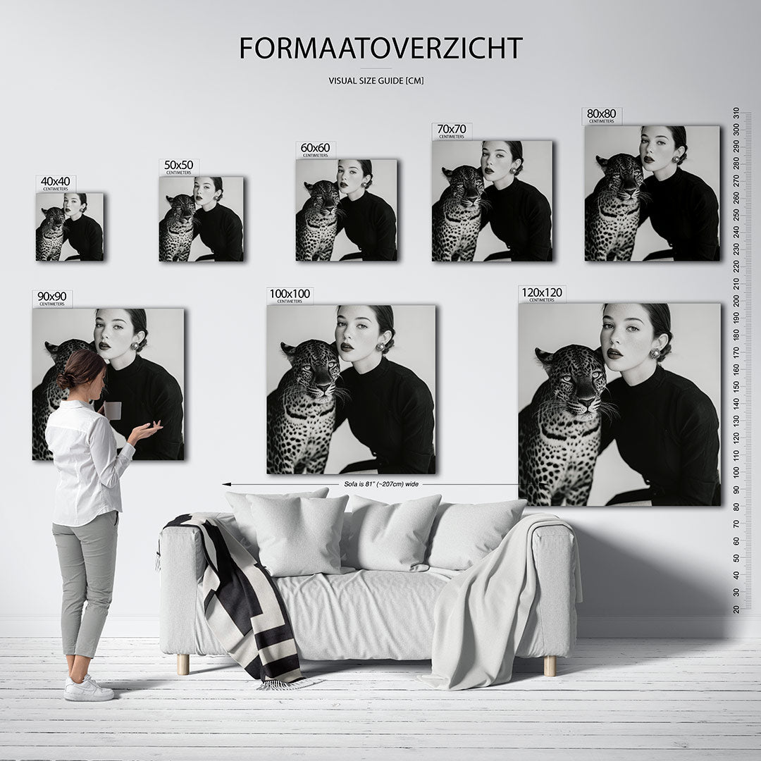 Dierlijke verbondenheid kunstwerk – sfeerbeeld – dit kunstwerk toont een vrouw naast een luipaard, beide in zwart-wit. De