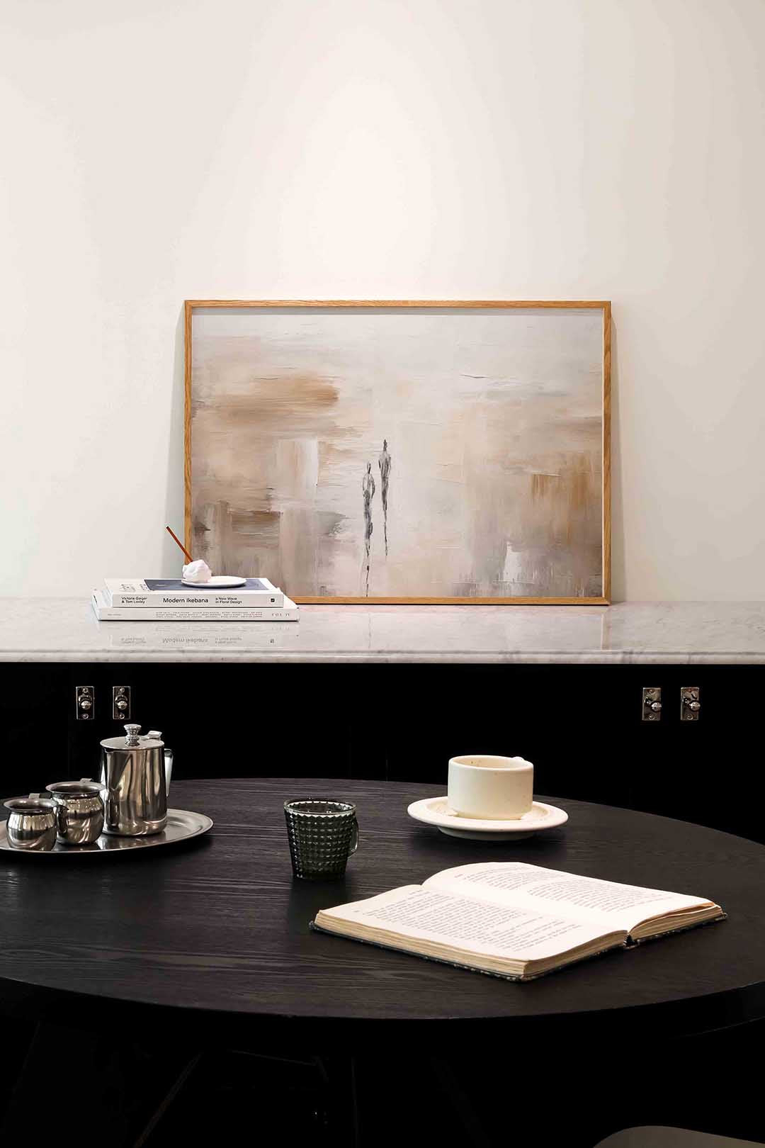 Twee figuren in beige landschap – abstracte poster in liggend formaat