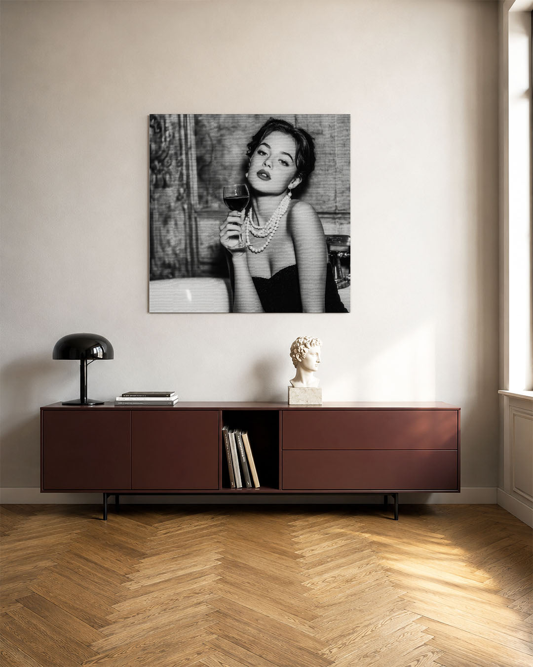 Elegante vrouw met wijn kunstwerk – tweede productweergave – dit kunstwerk toont een vrouw in een verfijnde pose met een glas