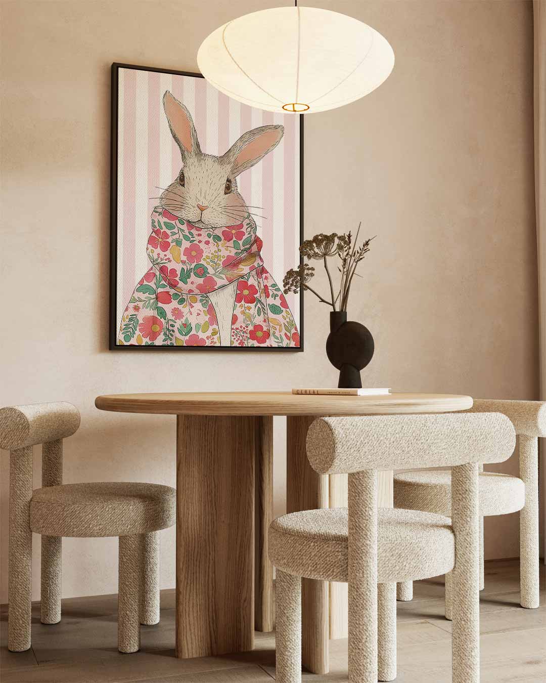 Stijlvolle Konijnenprint met Bloemendetail – kunstwerk met zwarte baklijst