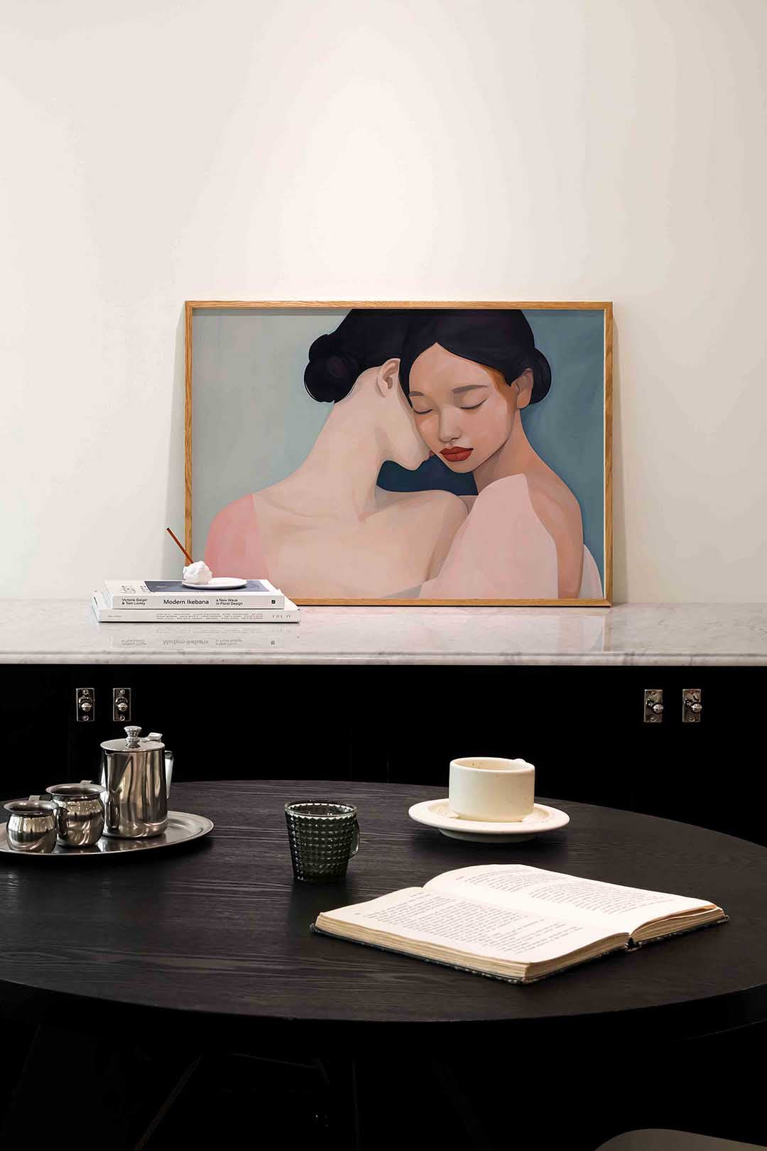 Twee vrouwen in omhelzing – portret poster in liggend formaat