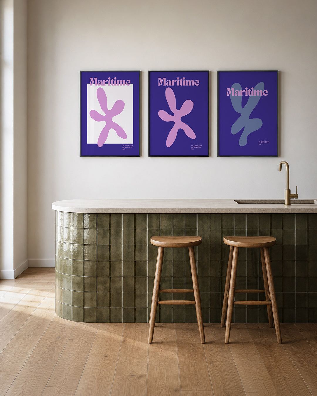 Vorm en kleur – deze posterset in drie delen toont een speelse paarse vorm op een witte – weergave 2