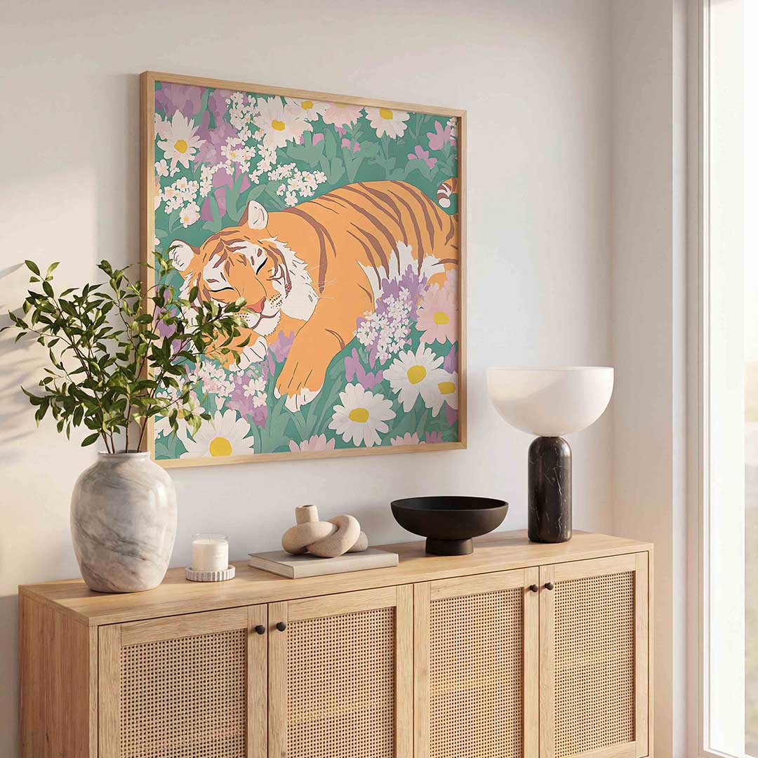Slapende tijger tussen bloemen – dierenillustratie als vierkante poster