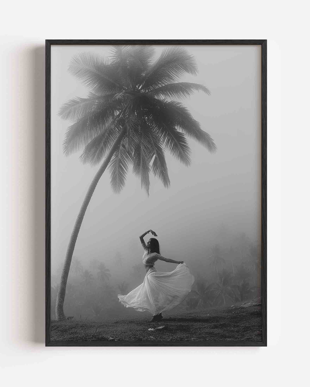 Danseres onder palmboom – natuur portret poster als wanddecoratie