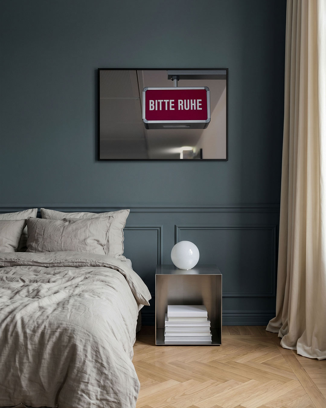 Rustig verzoek bord poster – detailweergave – een rechthoekig bord met een rode achtergrond en witte tekst. Het bord hangt