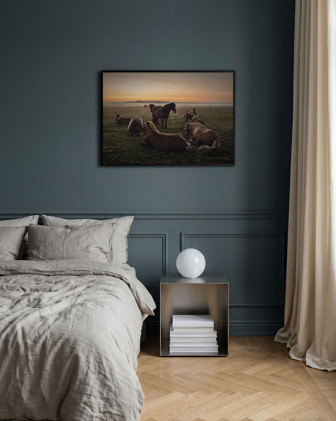 Rustige paardenweide poster – detailweergave – een weide met paarden die ontspannen liggen en staan, omgeven door een nevel
