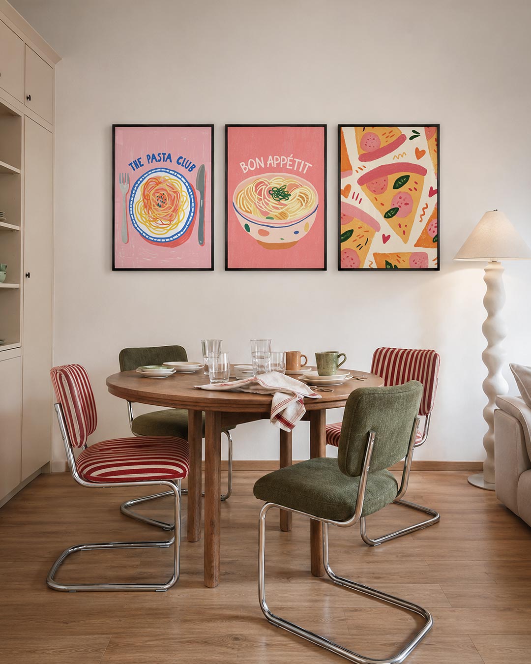 Eetlustige kleuren driedelige posterset – een speelse compositie met een bord spaghetti op een roze