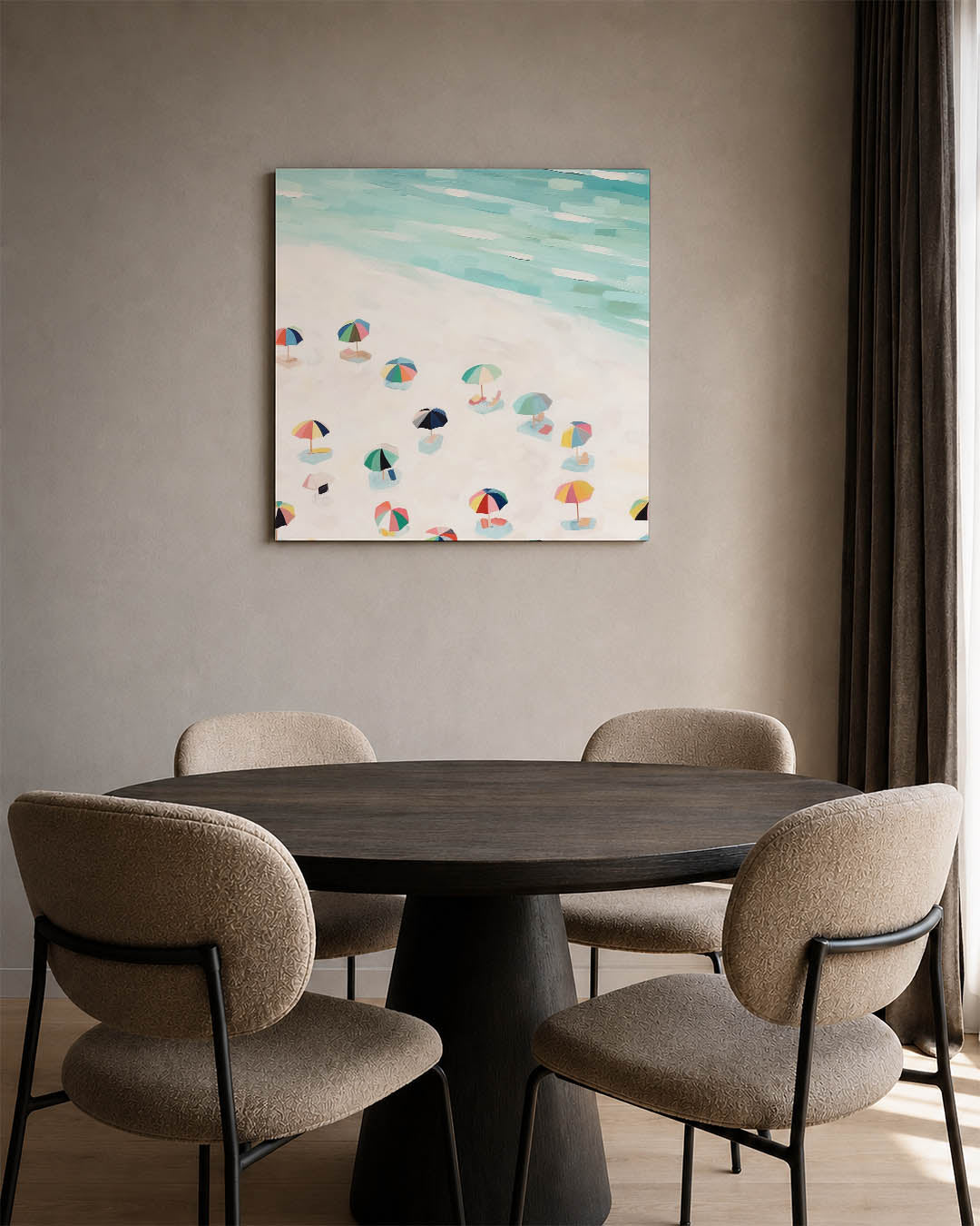 Zomerse strandscène kunstwerk – vierkante wanddecoratie – dit toont een levendige strandscène met kleurrijke parasols