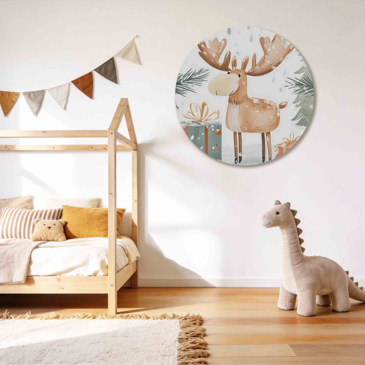 Eland met cadeaus Muurcirkel – tweede productweergave – Een eland met grote geweien staat tussen twee cadeaus in een