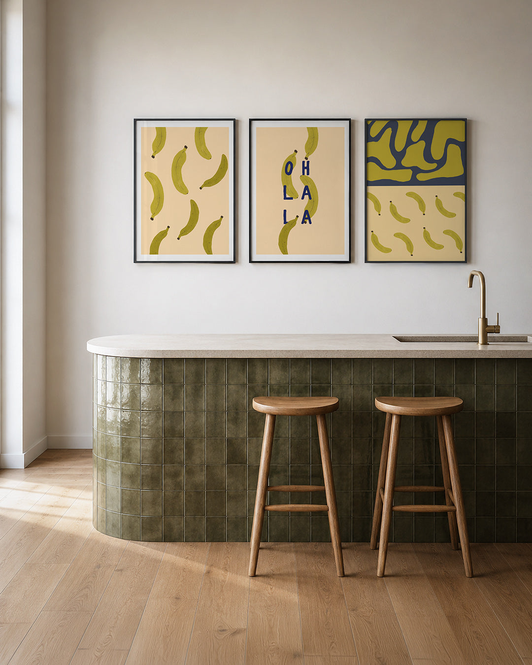 Speelse bananen posterset – tweede productweergave – groene bananen verspreid over een zachte perzikkleurige