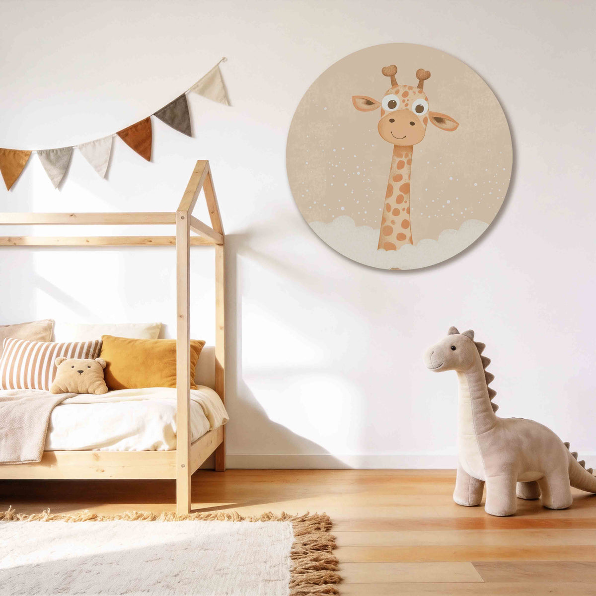 Giraffe in bad Muurcirkel – tweede productweergave – Een giraffe met grote ogen en bruine vlekken steekt zijn hoofd uit een