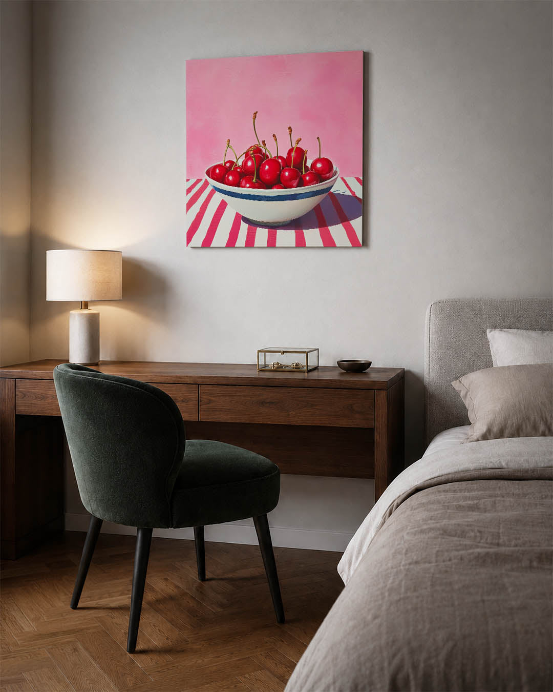 Kersen in kom kunstwerk – materiaalweergave – dit werk toont een kom vol glanzende kersen tegen een roze achtergrond. De