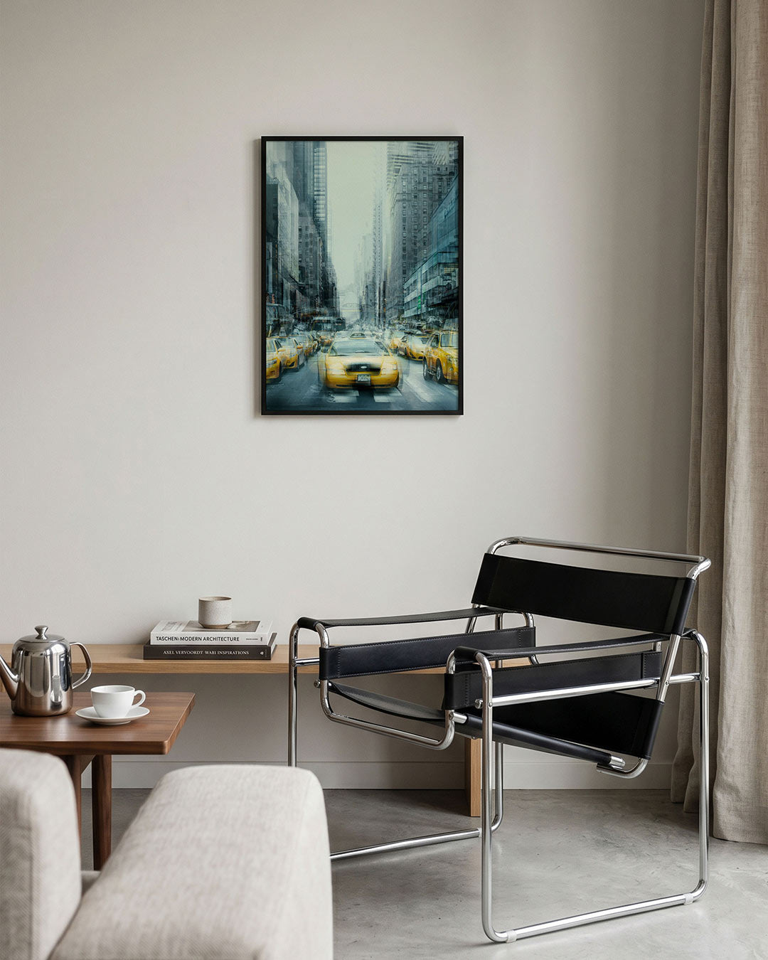 Stedelijke scène poster – tweede productweergave – deze poster toont een drukke stad met gele voertuigen en hoge gebouwen. De