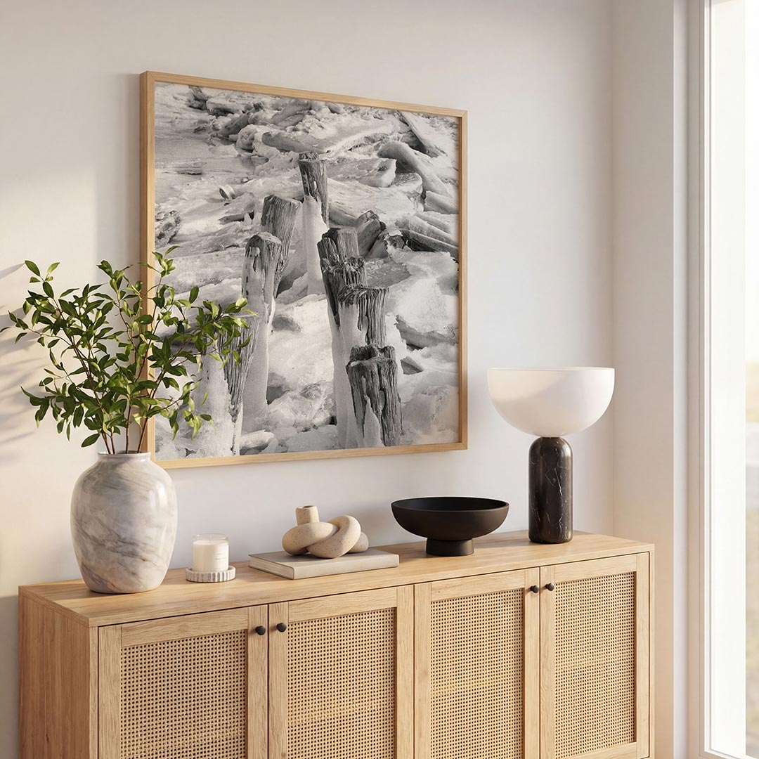 Ijs en houten palen poster – tweede productweergave – deze poster toont verweerde houten palen omgeven door ijs. De textuur
