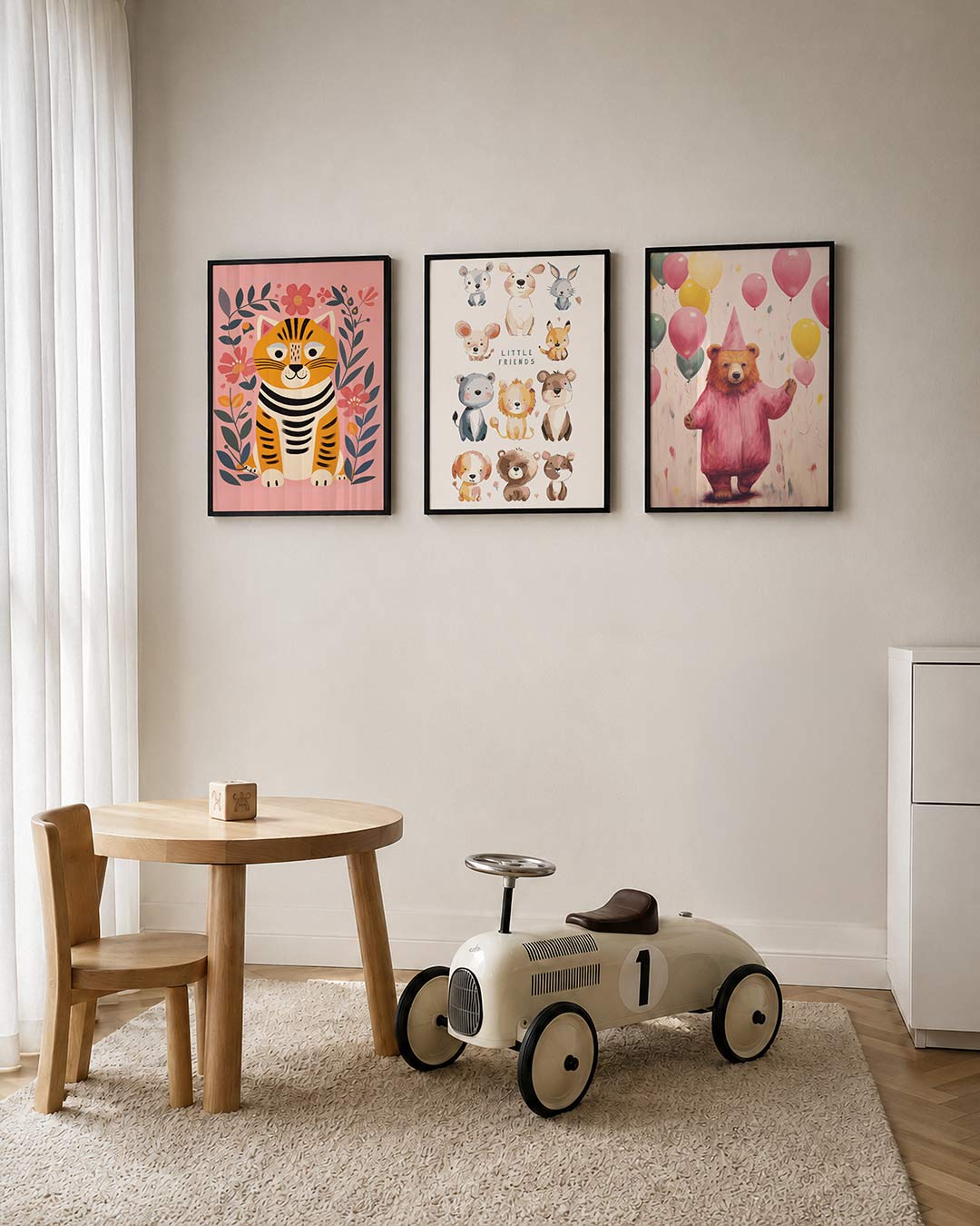 Vrolijke tijger posterset – tweede productweergave – een speelse tijger omringd door kleurrijke bloemen en