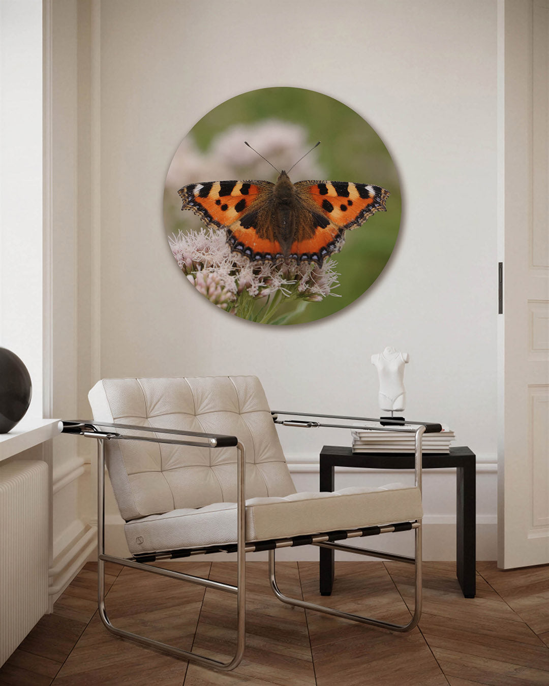 Vlinder op bloem – fotografie muurcirkel als ronde wanddecoratie
