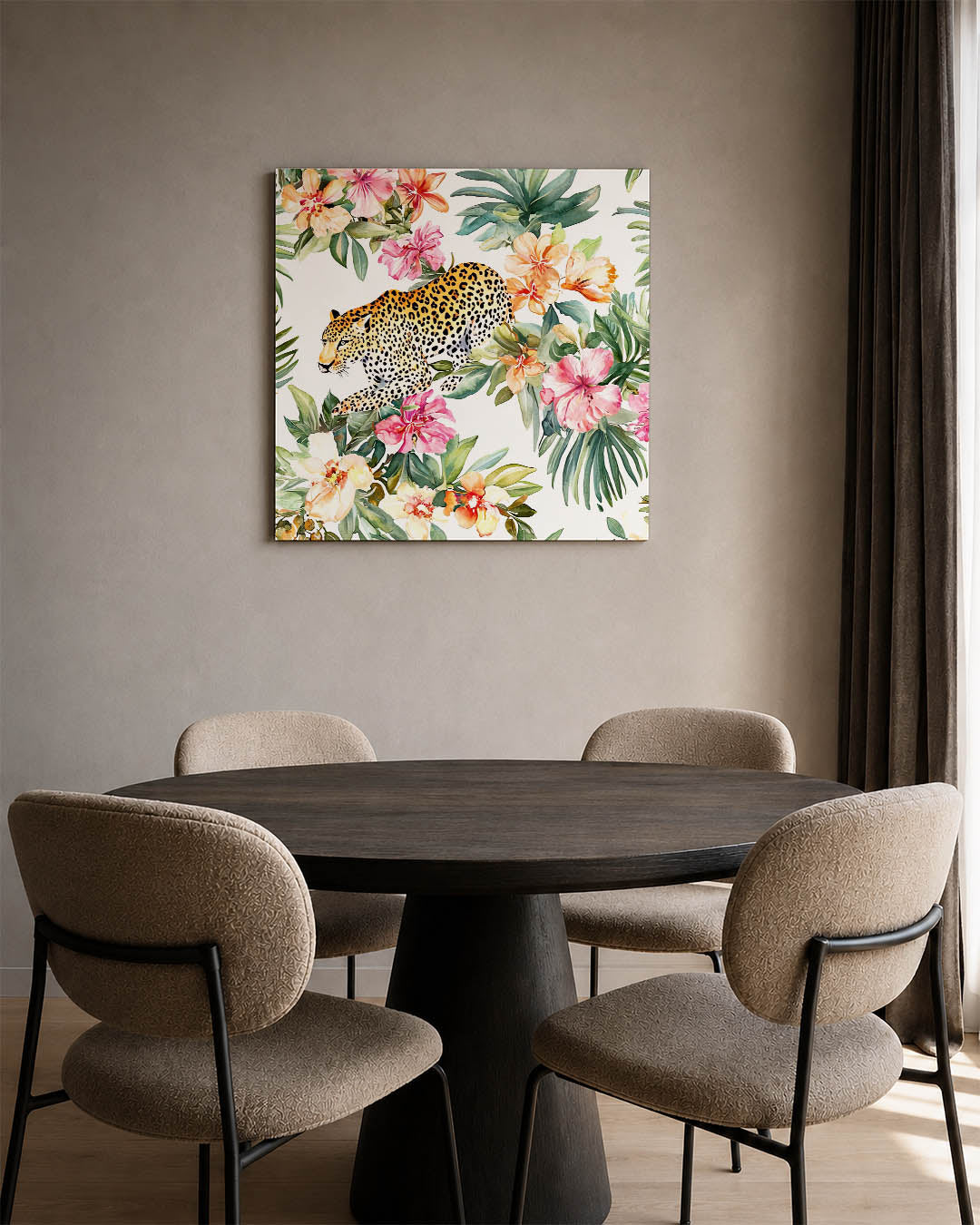 Tropische dierenprint kunstwerk – derde productweergave – dit werk toont een levendige compositie van een luipaard omringd