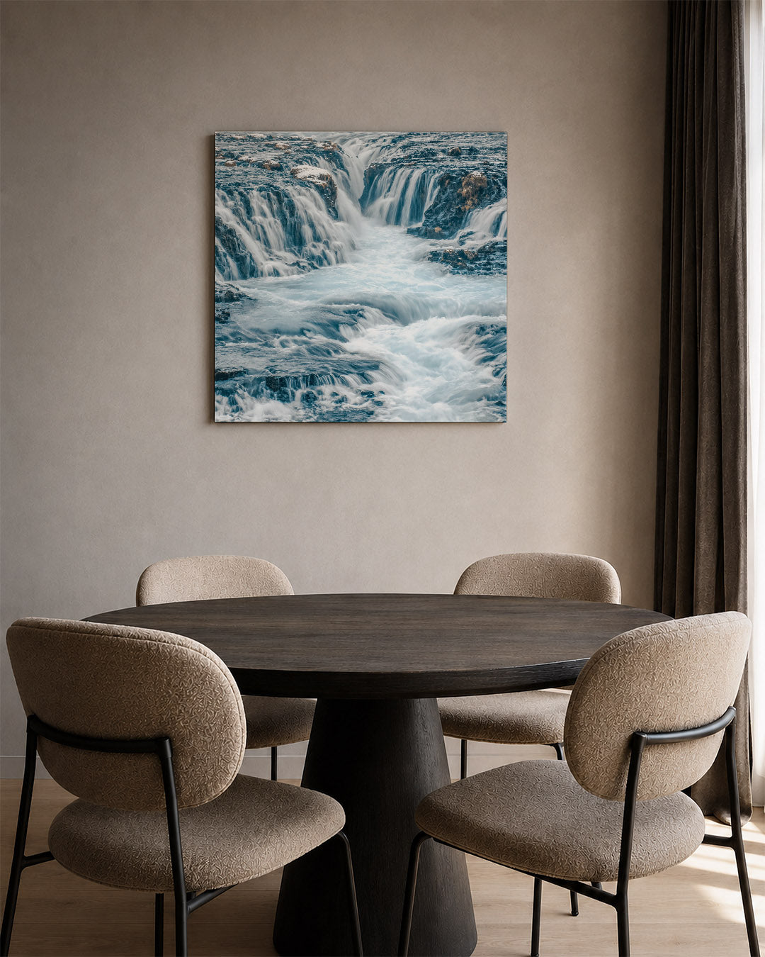 Dynamische waterval kunstwerk – tweede productweergave – deze kunstwerk toont een krachtige waterval met stromend water dat