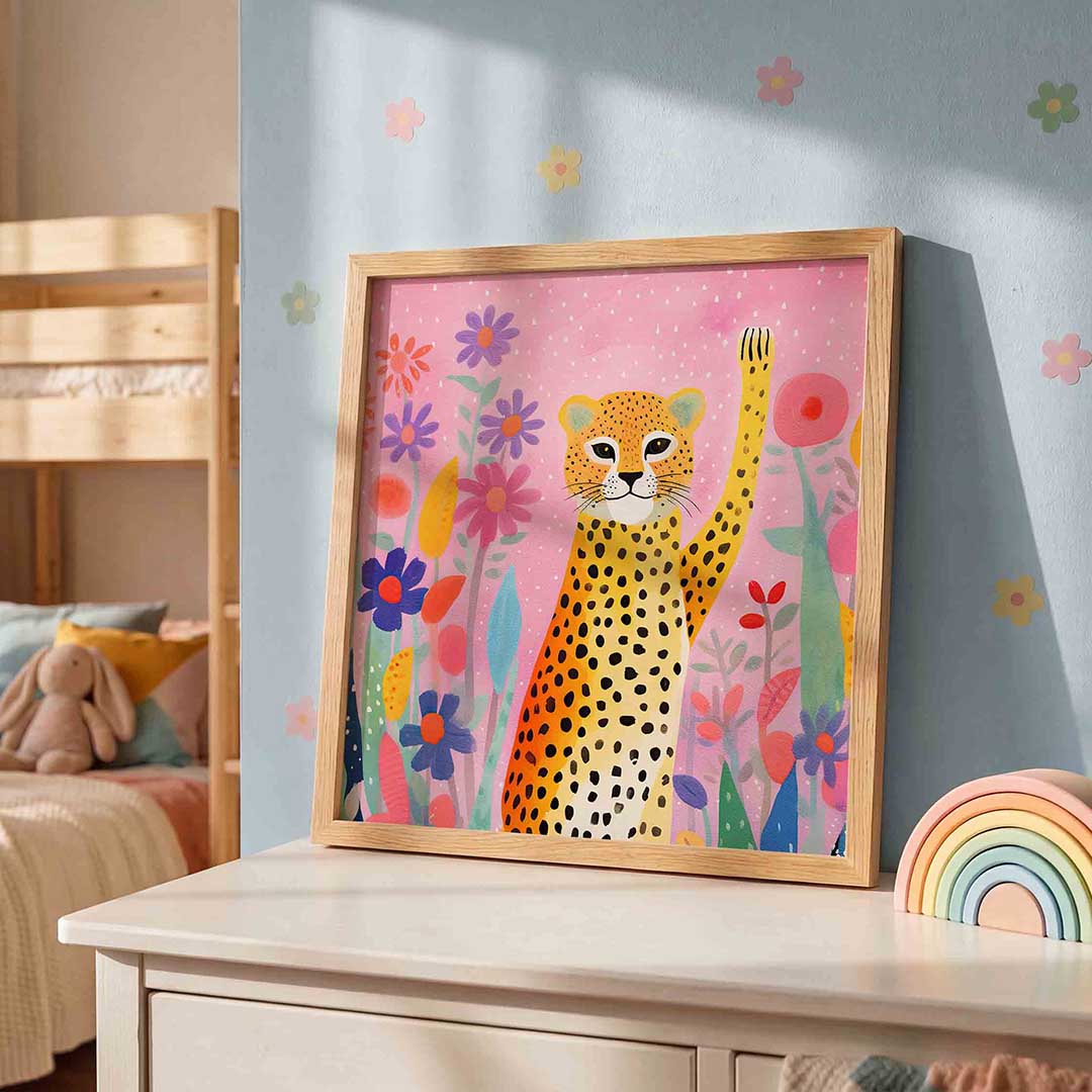 Luipaard en bloemen – speelse wandkunst als vierkante kinderposter