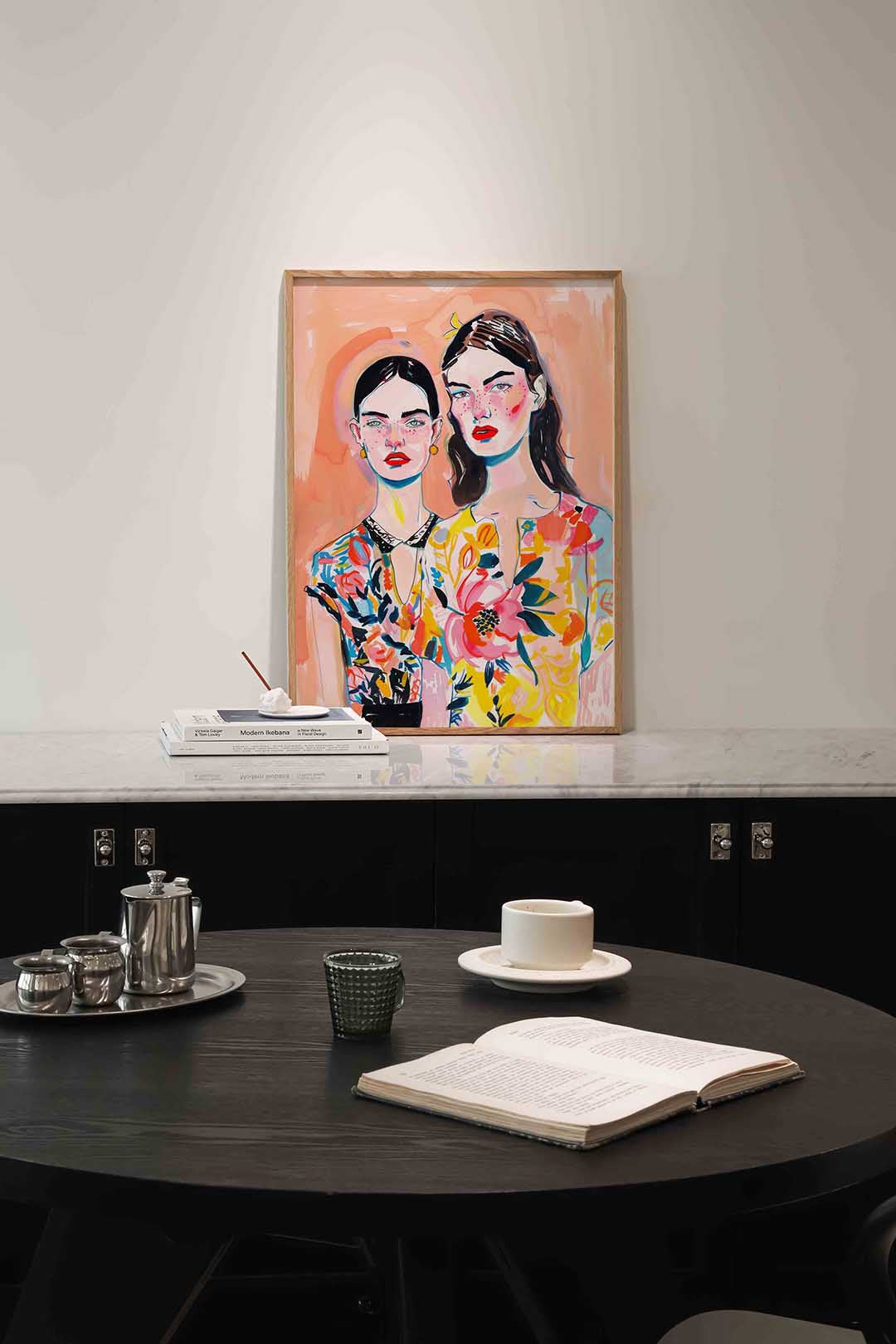 Twee vrouwen met bloemen – portret poster in staand formaat