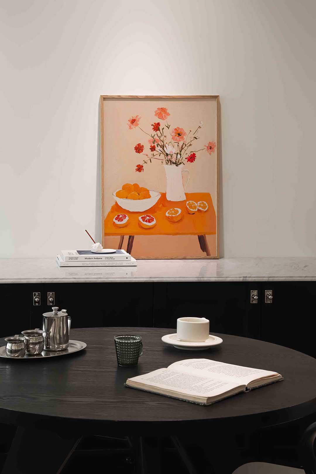 Bloemen en citrus op tafel – moderne poster in staand formaat