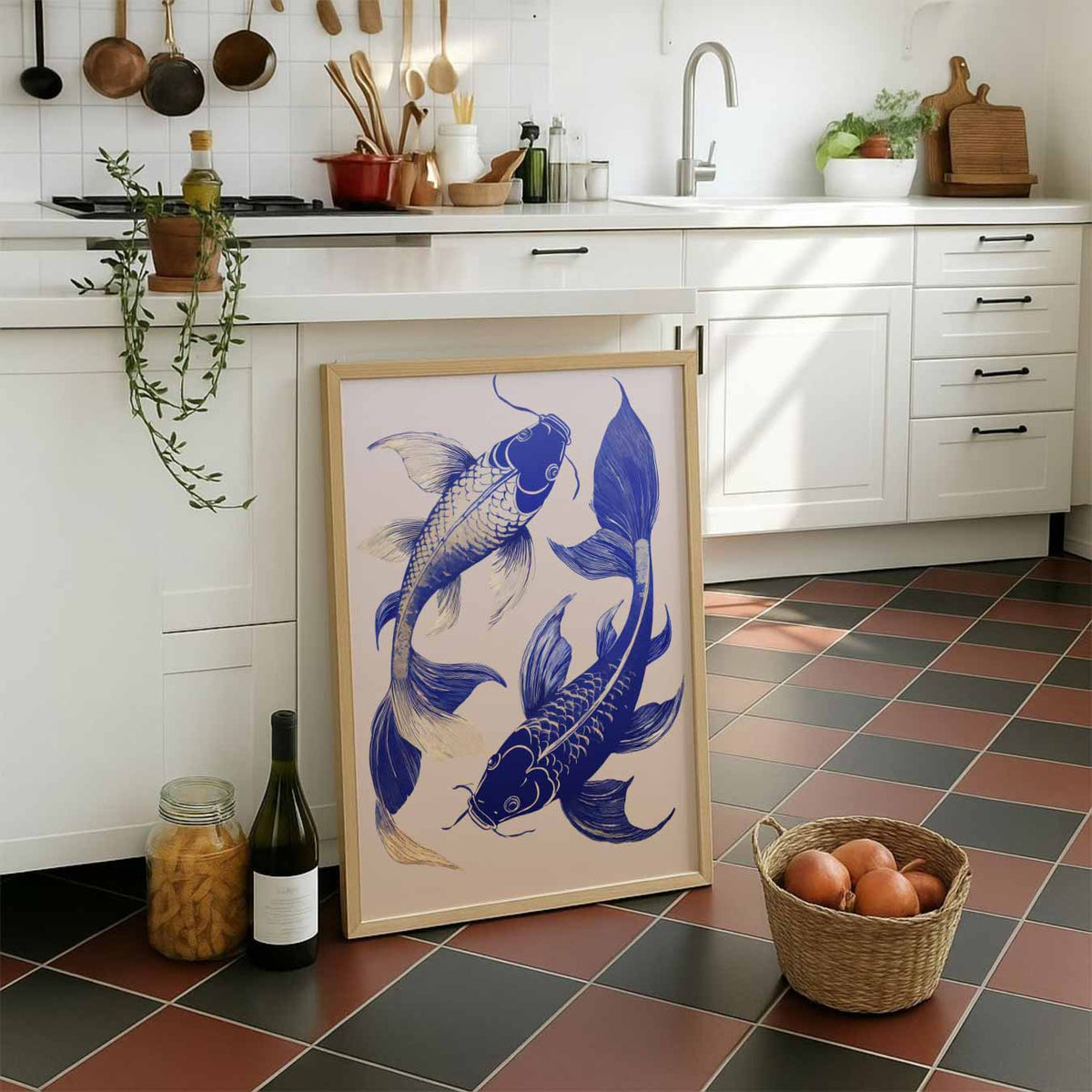 Elegante Blauwe Koi Kunstposter – staande muurposter met zomerse uitstraling