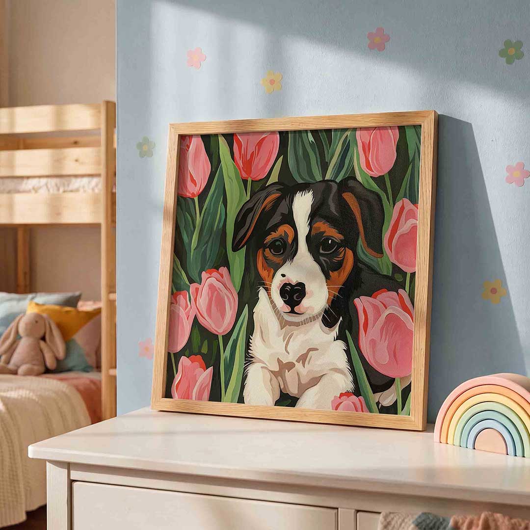 Hond tussen tulpen – speelse wandkunst als vierkante kinderposter