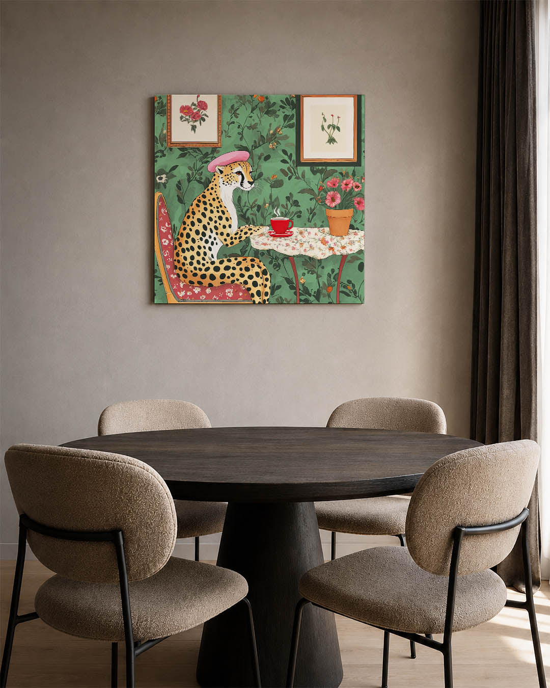 Dromerige dierenkamer kunstwerk – derde productweergave – dit kunstwerk toont een dier met een roze hoed, zittend aan een
