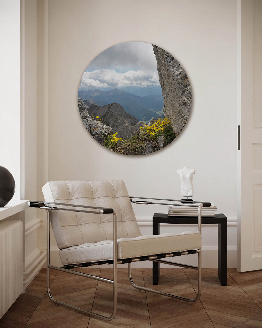 Berglandschap met bloemen – fotografie muurcirkel als ronde wanddecoratie
