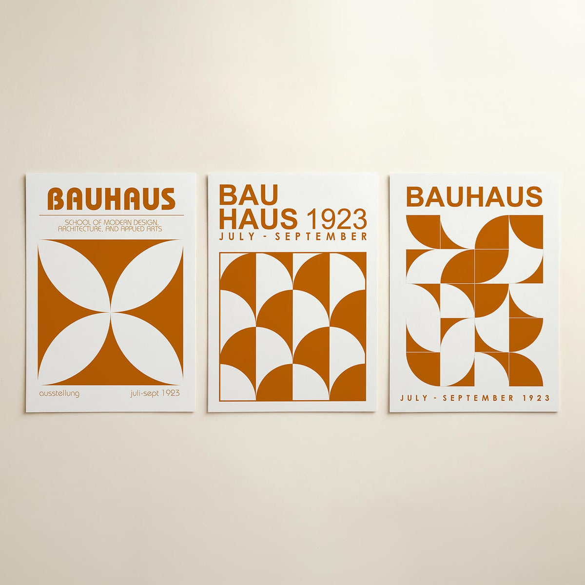 Vorm en balans posterset – detailweergave – deze posterset in drie delen toont een harmonie van oranje en wit, met vloeiende