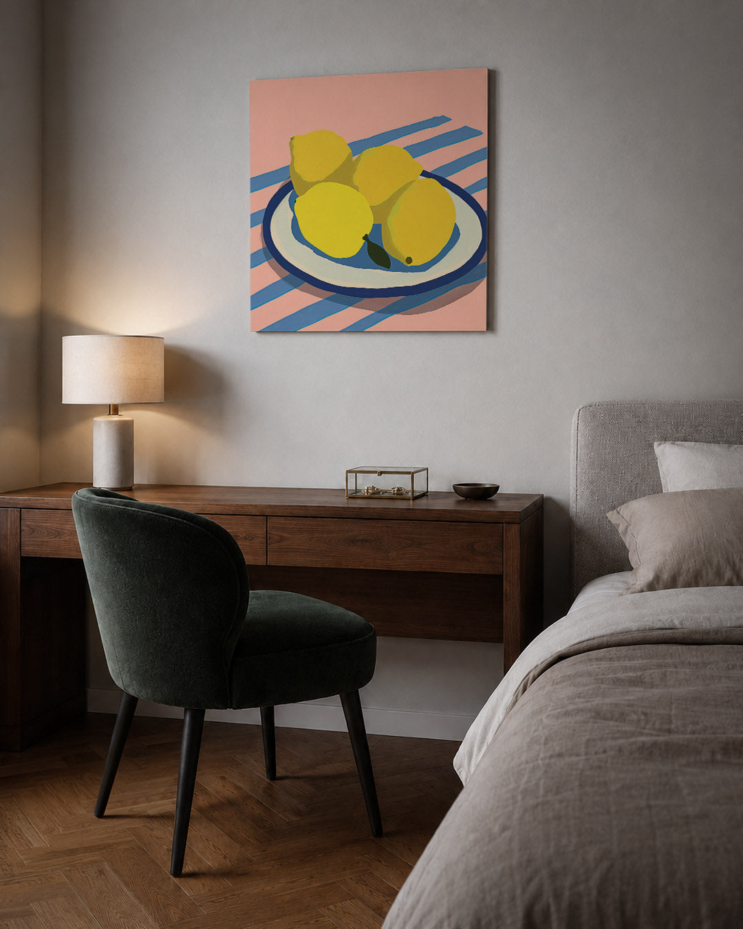 Citroenen op streepjes kunstwerk – sfeerbeeld – dit werk toont een bord met felgele citroenen op een roze achtergrond met