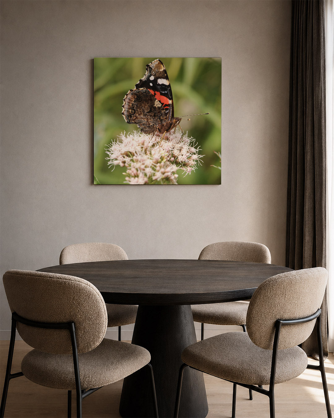 Vlinder op bloem kunstwerk – tweede productweergave – een gedetailleerde close-up van een vlinder met kleurrijke vleugels op