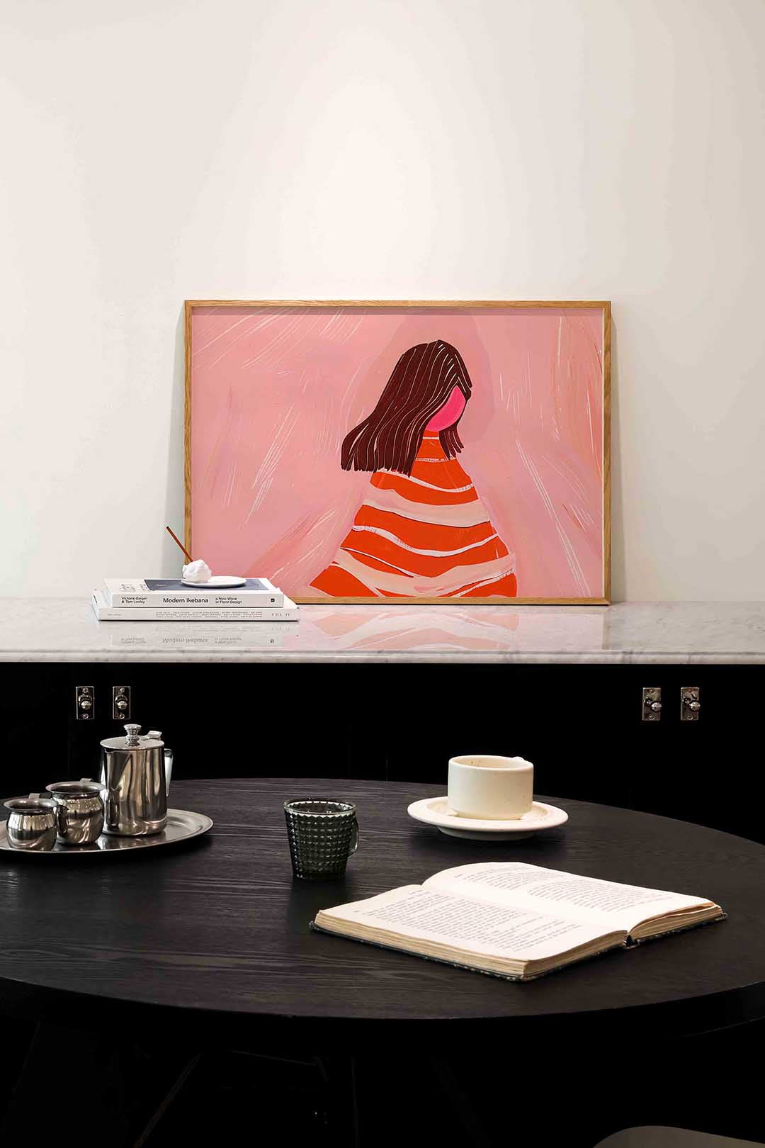 Gestreepte jurk en roze achtergrond – portret poster in liggend formaat