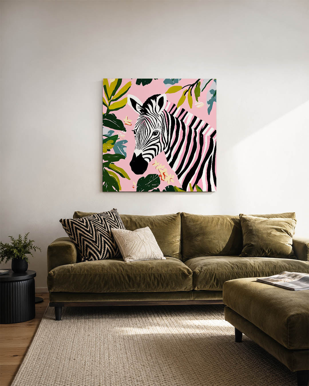 Zebra en bladeren kunstwerk – sfeerbeeld – dit werk toont een zebra omringd door groene bladeren op een roze achtergrond. De