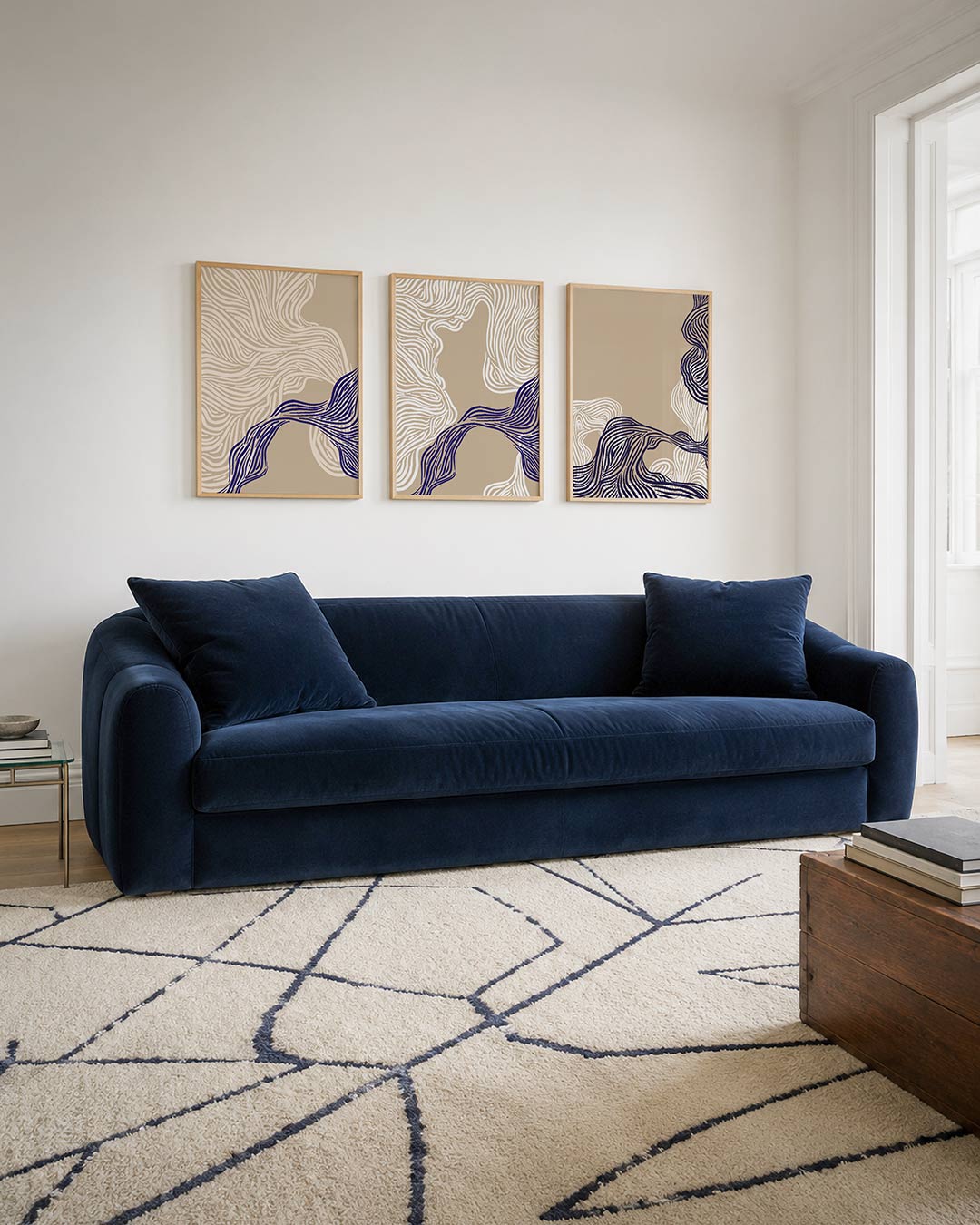 Lijnenspel en kleur – deze posterset in drie delen toont vloeiende lijnen in beige en donkerblauw – weergave 2