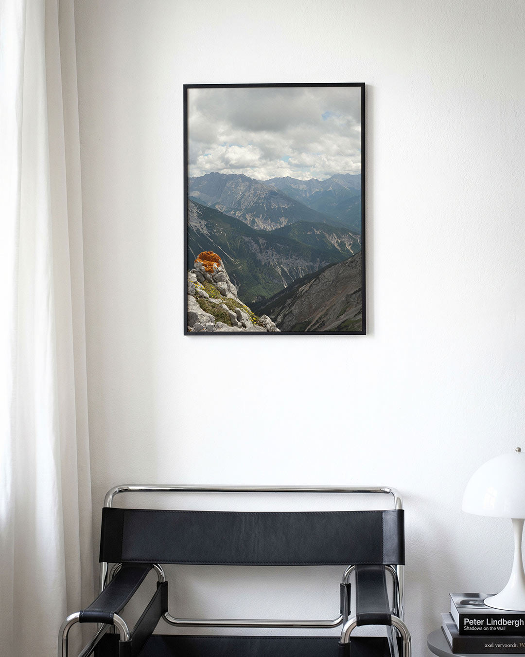 Berglandschap met oranje mos poster – derde productweergave – een berglandschap met wolken en oranje mos op de voorgrond. De