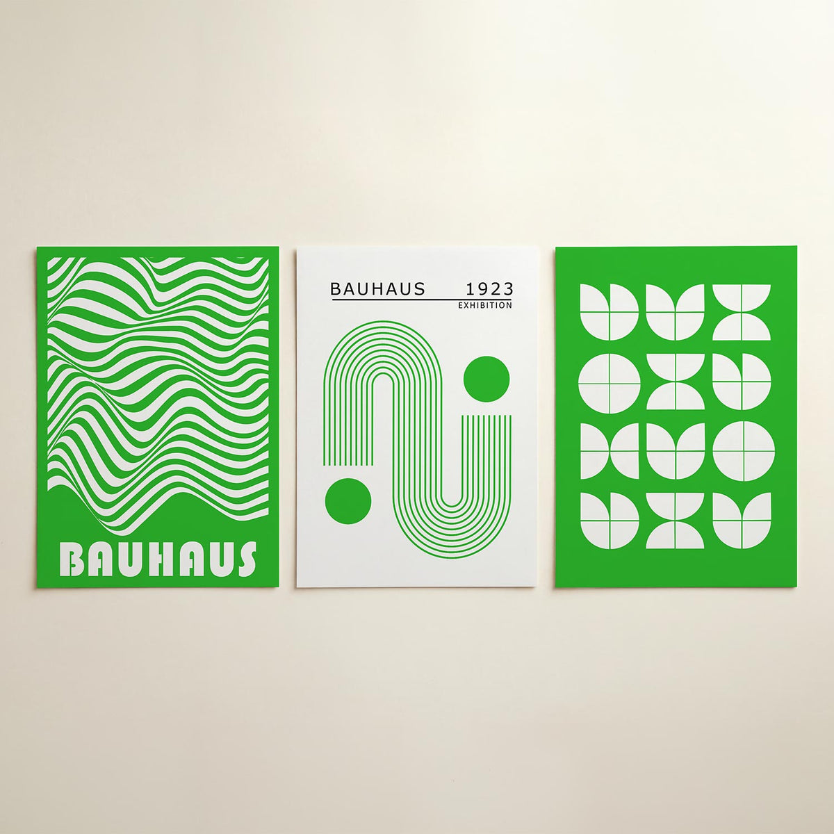 Golvend lijnenspel driedelige posterset in interieur