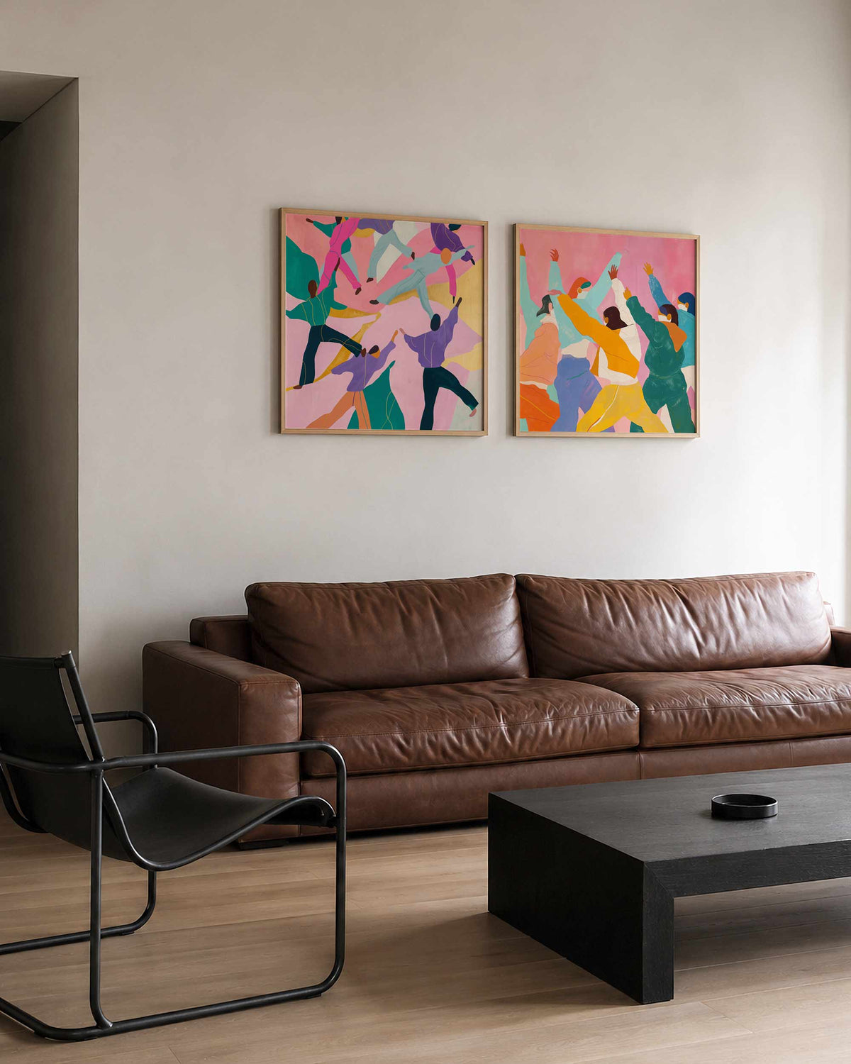 Interieurpresentatie van een tweedelige vierkante posterset met dansende figuren