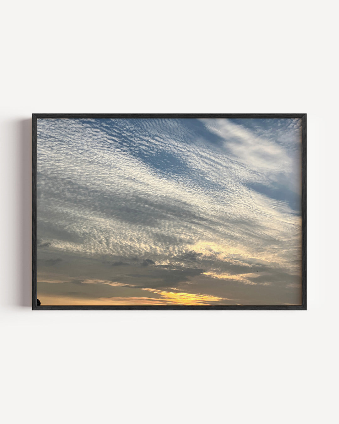 Luchtlandschap bij zonsondergang poster – liggende wanddecoratie – deze poster toont een uitgestrekt wolkendek met een