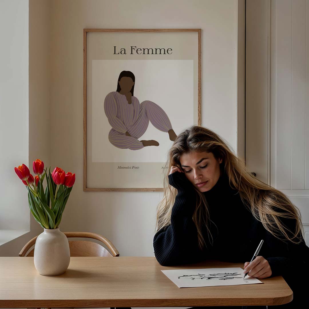 La Femme Minimalistische – staande vrouwelijke wanddecoratie van WallArtistic