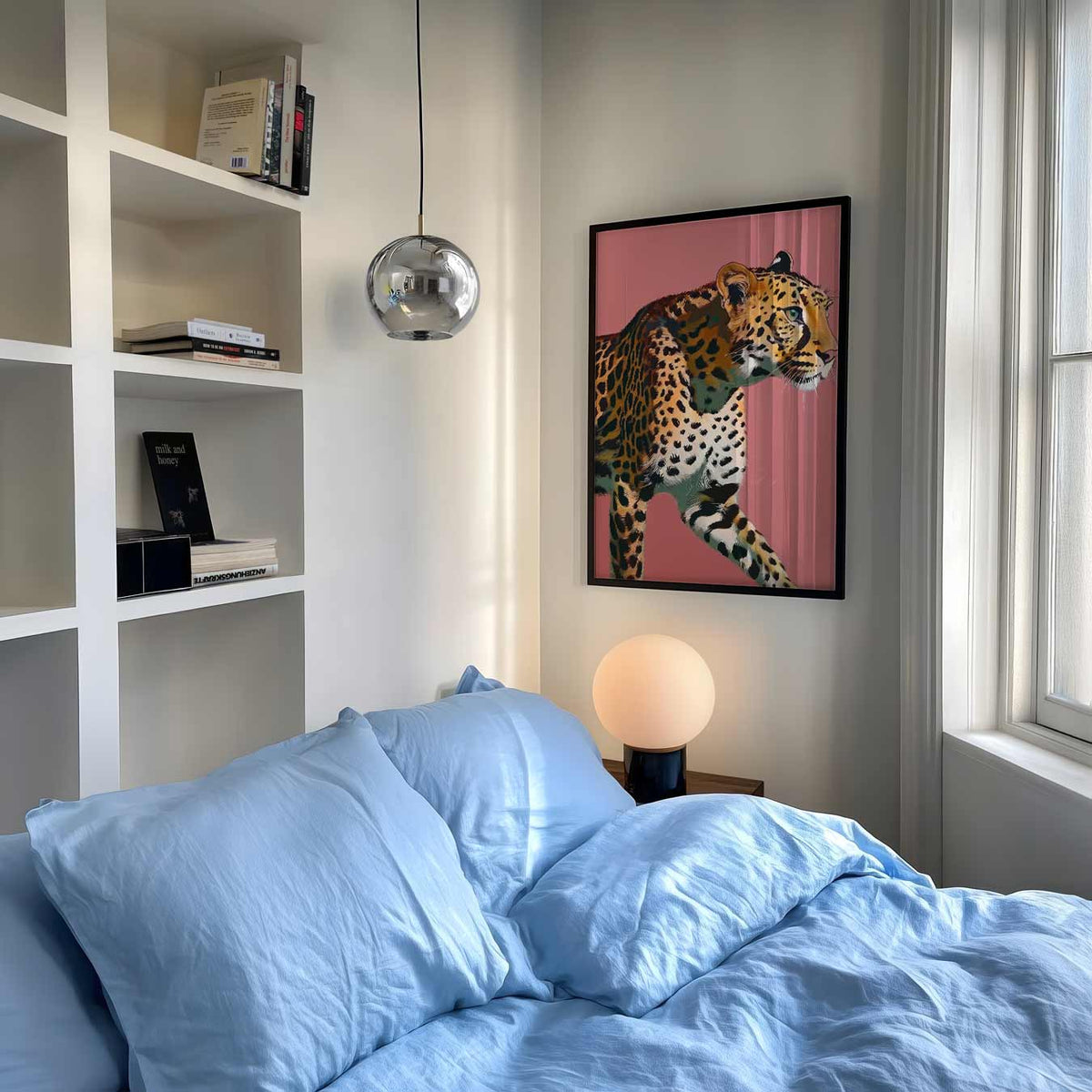 Sierlijke Panter op Roze Achtergrond – staande muurposter met dierenthema
