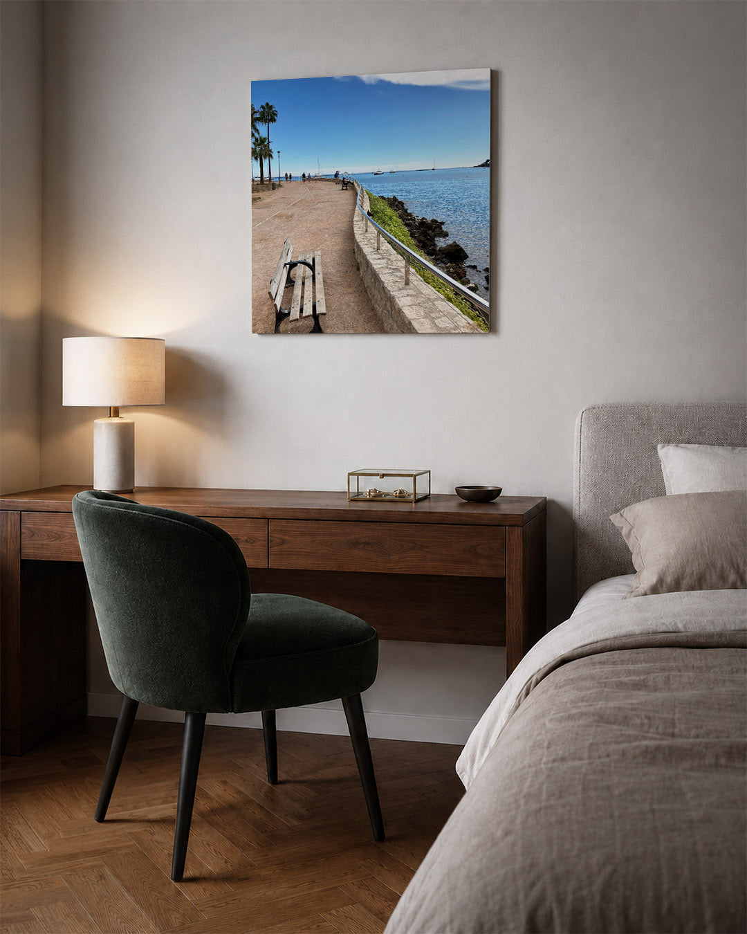 Zomerse kustwandeling kunstwerk – sfeerbeeld – een zonnige promenade langs de kust met een helderblauwe lucht en zee.