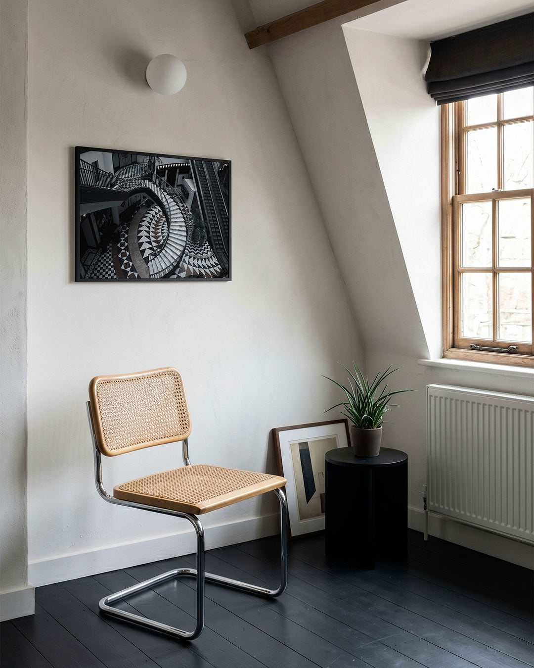 Geometrische trappen poster – tweede productweergave – deze poster toont een spiraalvormige trap met geometrische patronen en