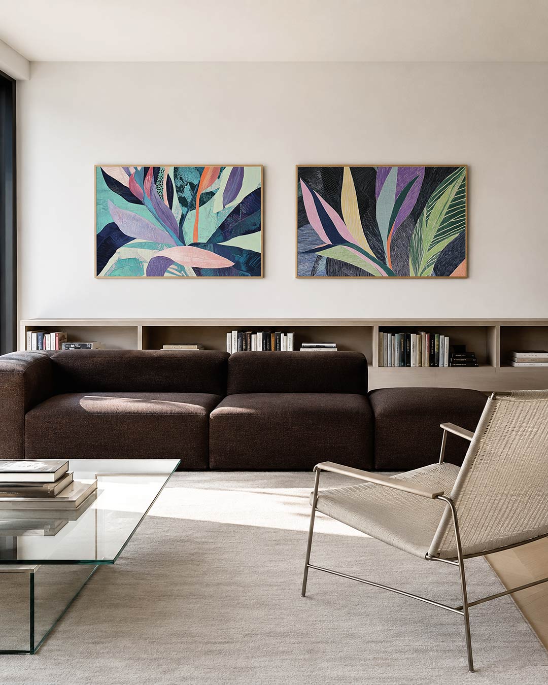 Twee liggende posters met organische vormen en gedurfde kleuren, aan de muur in een interieur