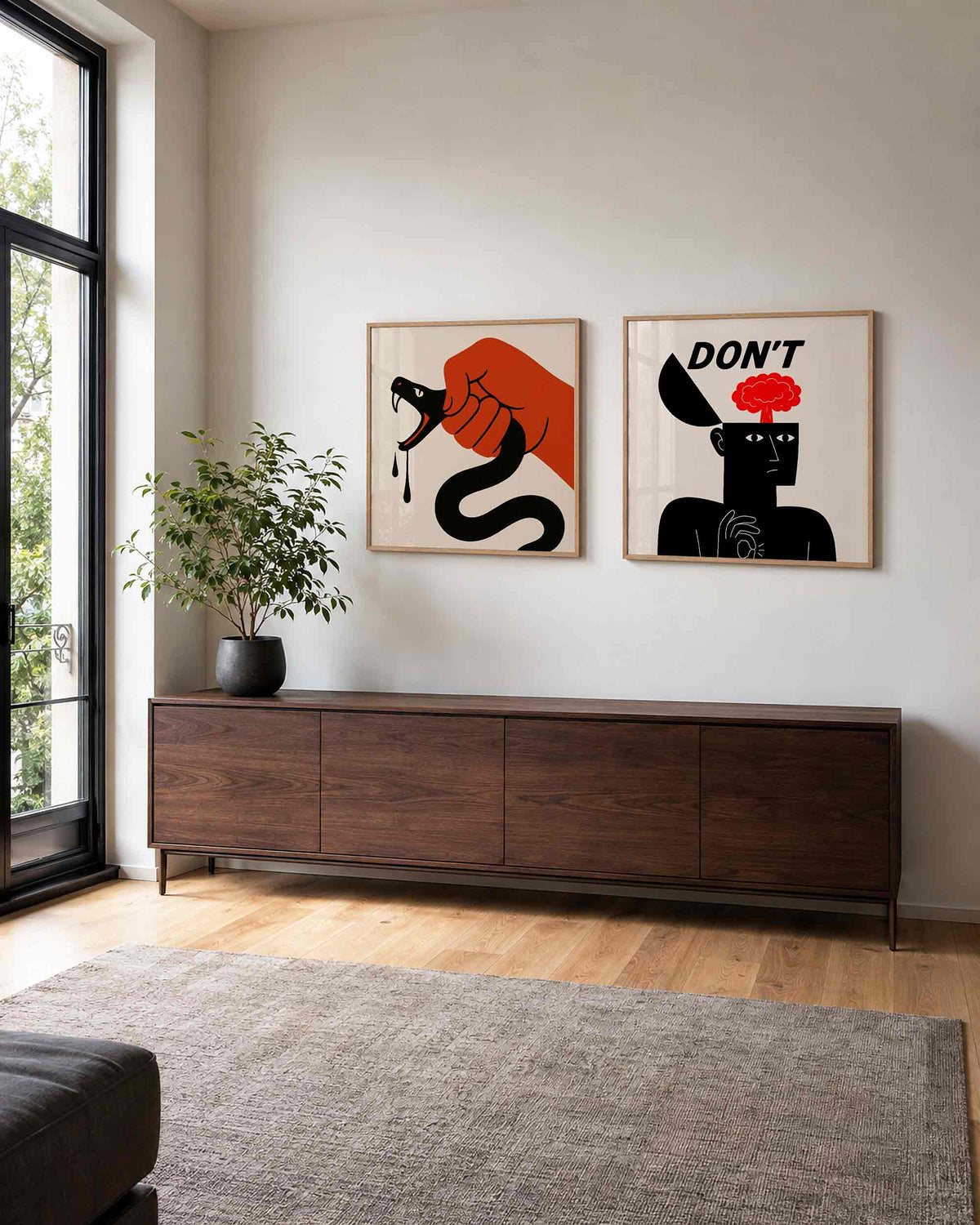 Interieurpresentatie van een tweedelige vierkante posterset met slang en brein