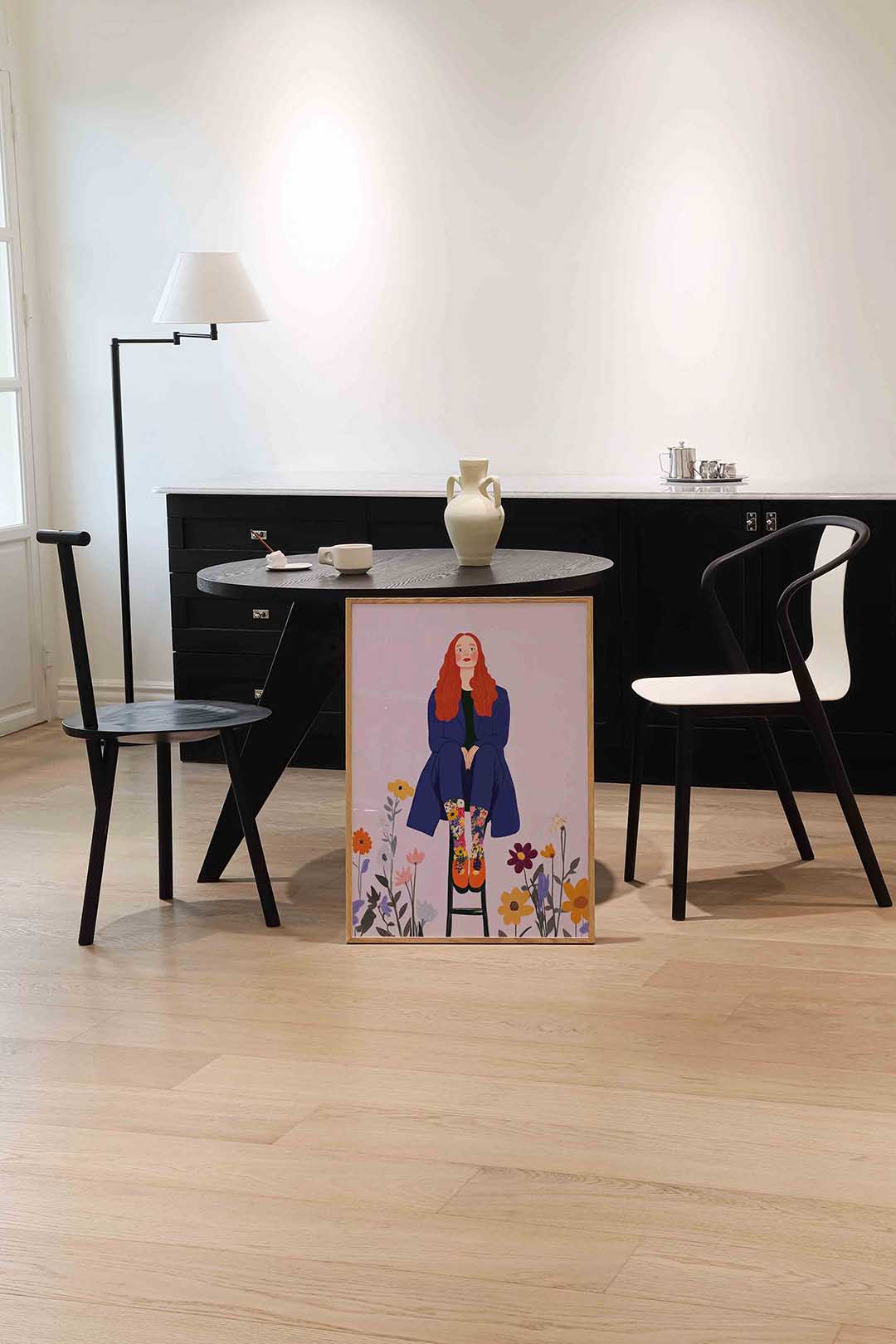Vrouw op kruk met bloemen – moderne wandkunst als portret poster