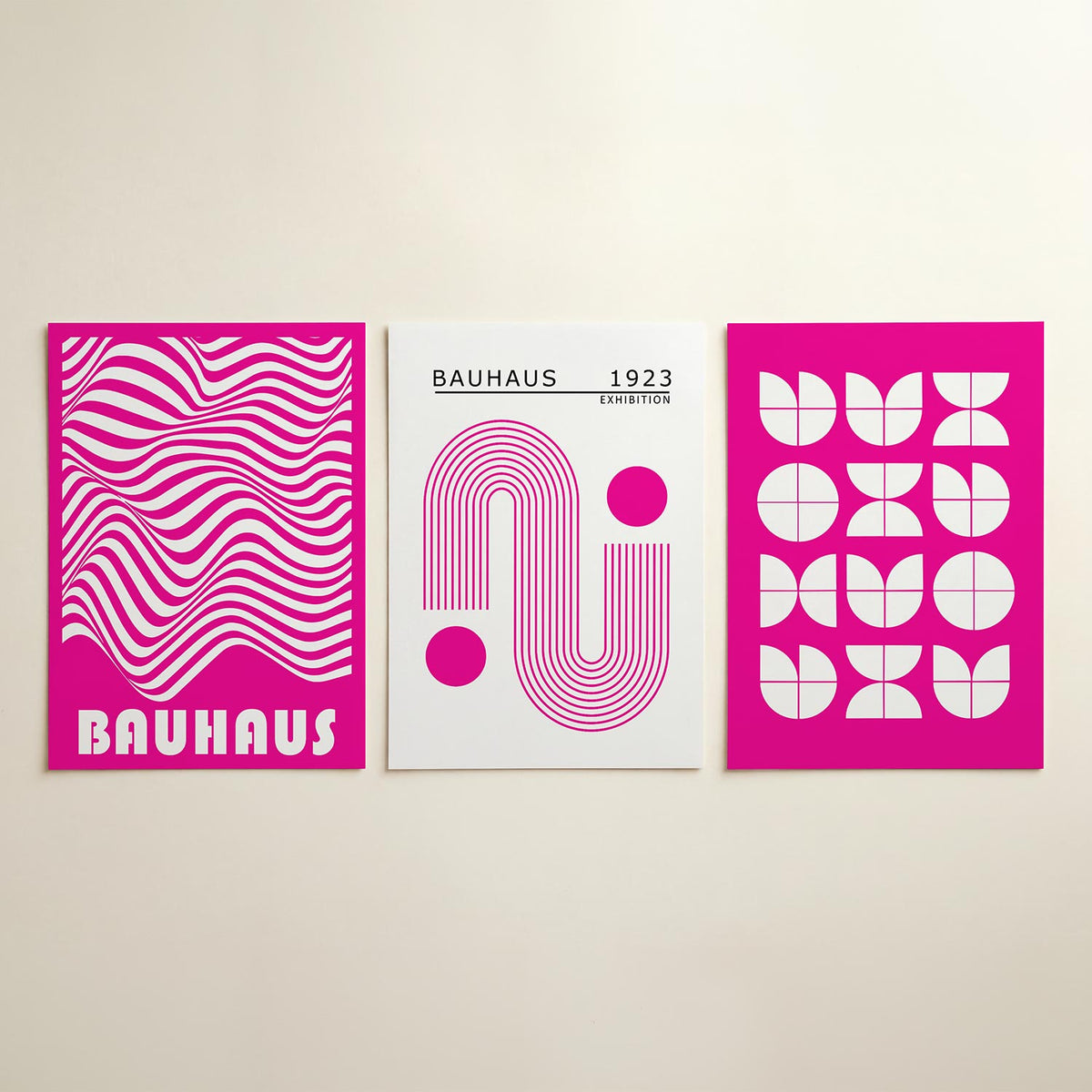 Golvend lijnenspel driedelige posterset in interieur
