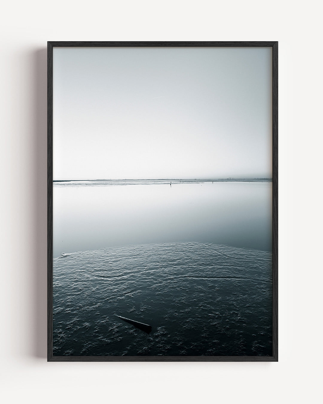 Rustige waterlandschap poster – portret wanddecoratie – deze poster toont een serene waterlandschap met een gladde horizon en